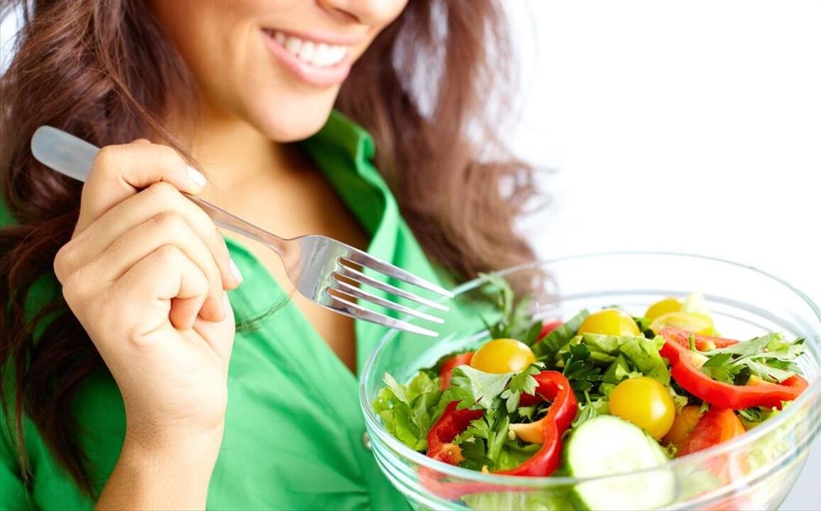 fille mangeant une salade de légumes sur un régime à 6 pétales