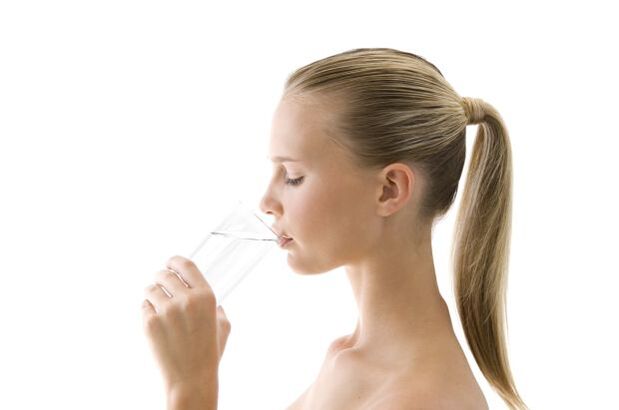 boire de l'eau pour perdre du poids à la maison